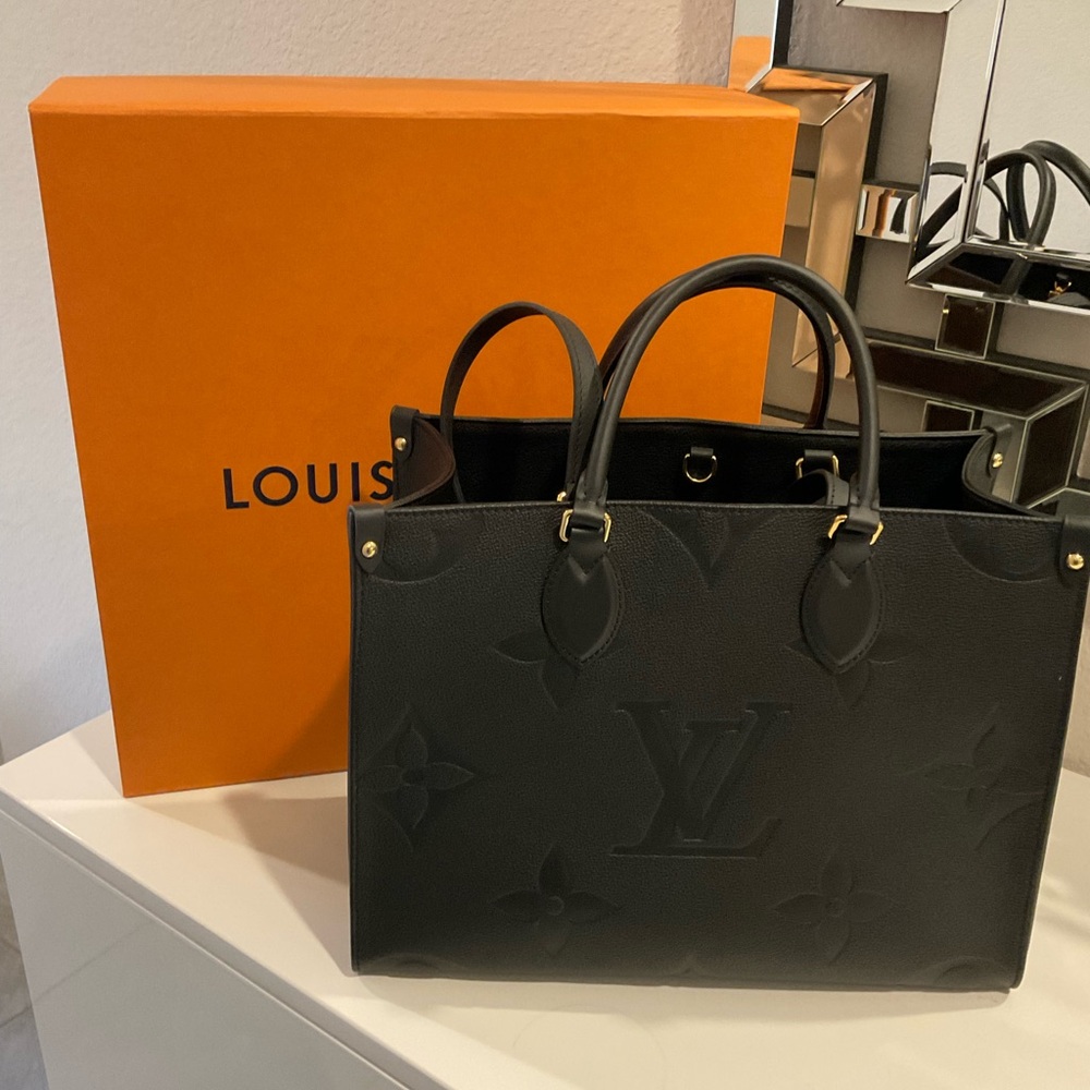 Louis Vuitton M45595
Onthego MM black handbag - Picture 12 of 12